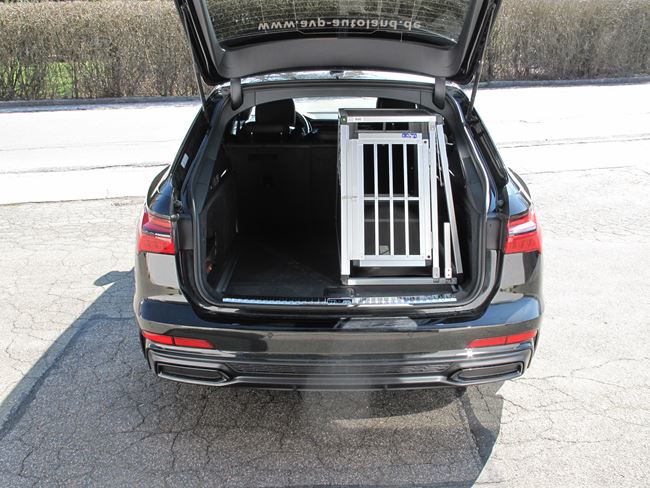 Hundeboxen-Bucher - Audi A6 Avant, Bj. 2019. Hundebox für 2 Hunde,  Doppelbox, mit herausnehmbarer Trennwand und Stoßstangenkratzschutz,  maßgefertigte Anti-Rutsch-Matte für besseren Halt und komfortables Liegen.